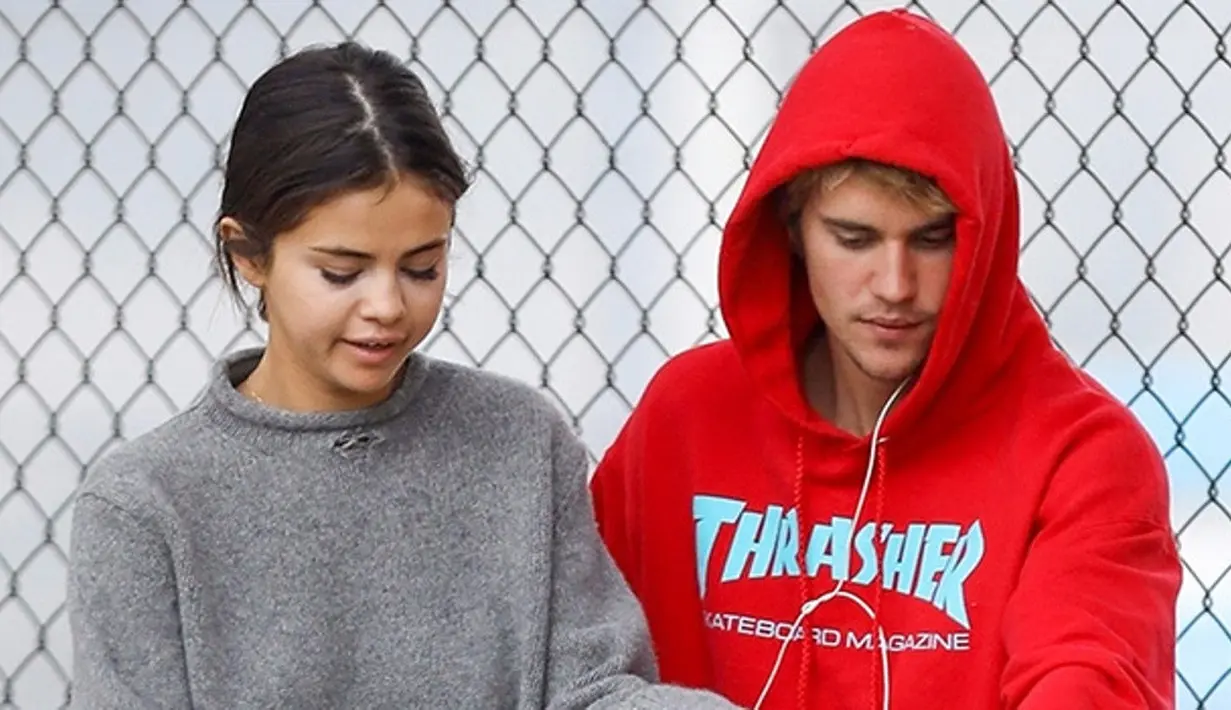 Justin Bieber dikabarkan memberikan jara untuk Selena Gomez saat liburan Thanksgiving. Namun ia tak melakukannya untuk tujuan yang buruk. (HollywoodLife)