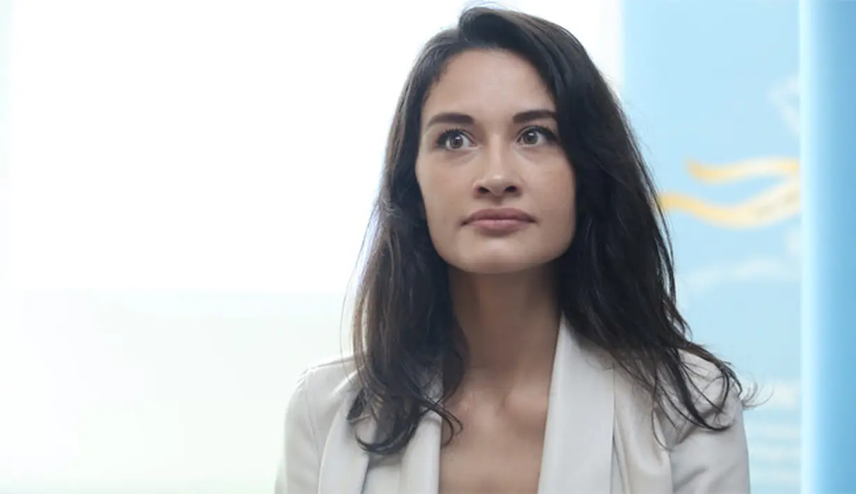 Penyanyi berkebangsaan Belanda yang menekuni karier di Indonesia,  Rebecca Reijman. Ia memutuskan mulafat setelah mendengaar lantunan ayat suci saat sahabatnya meninggal dunia. Dua hari sebelum lebaran ia menjadi mualaf. (Galih W Satria/dok. Bintang.com)