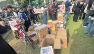 Warga Bagikan Makanan Gratis untuk Mahasiswa Demo di Tugu Tani