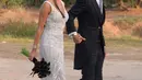 Bek Real Madrid, Sergio Ramos menggenggam tangan istrinya, Pilar Rubio saat tiba untuk resepsi pernikahan mereka di Bollullos de la Mitacion, Sevilla, Spanyol (15/6/2019). (AFP Photo/Cristina Quicler)