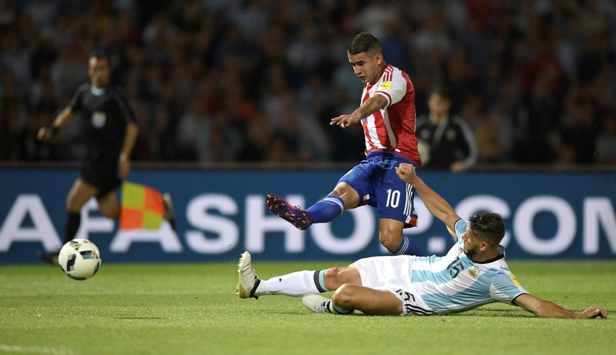 Pemain Paraguay, Derlis Gonzalez, saat mencetak gol ke gawang Argentina dalam laga Kualifikasi Piala Dunia 2018 zona Amerika Selatan, di Stadion Mario Kempes, Cordoba, Rabu (12/10/2016) pagi WIB. (AFP/Juan Mabromata)