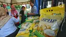 Warga membeli beras bulog program Stabilisasi Pasokan dan Harga Pangan (SPHP) di kelurahan Karang Sari, Kota Tangerang, Rabu (27/9/2023). (Liputan6.com/Angga Yuniar)