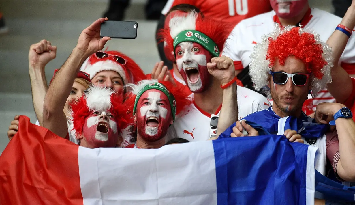 Gaya suporter Prancis saat melawan Swiss pada laga Grup A Piala Eropa 2016 di Stade Pierre Mauroy, Lille, Senin (20/6/2016) dini hari WIB. (AFP/Francois Lo Presti)