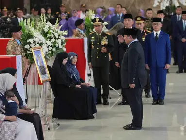 Presiden Republik Indonesia, Prabowo Subianto (kedua dari kanan) memberi hormat saat menghadiri upacara penghormatan militer kepada jenazah personel pasukan penjaga perdamaian yang tergabung dalam United Nations Interim Force in Lebanon (UNIFIL) setibanya di Bandara Internasional Soekarno-Hatta, Tangerang, Banten, Sabtu, 4 April 2026. Tiga jenazah prajurit Tentara Nasional Indonesia (TNI) yang tergabung dalam Kontingen Garuda untuk United Nations Interim Force in Lebanon (UNIFIL) tiba di Bandara Internasional Soekarno-Hatta, Tangerang, Banten, Sabtu 4 April 2026 sore, sekitar pukul 18.00 WIB. (AP Photo/Achmad Ibrahim)