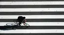 Seorang pria mengendarai sepedanya melintasi Shibuya Crossing yang juga disebut sebagai persimpangan pejalan kaki tersibuk dunia, di Tokyo, 13 Juni 2019. Di Shibuya Crossing ini juga dijadikan lokasi syuting dari film Fast & Farious: Tokyo Drift. (AP Photo/Jae C. Hong)