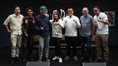 Dari kanan ke kiri: Stand Up Komedian Afif Xavi, Presiden Gen Z Rian Fahardhi, Publik Figur Uya Kuya, Co-Chair B.E.D.A Tsamara Amany dan Pangeran Siahaan, Coach Justin, serta Sportcaster Jerry Arvino berfoto bersama saat deklarasi dukungan B.E.D.A kepada pencalonan Erick Thohir sebagai Ketua Umum PSSI yang berlangsung di GIOI Menteng, Jakarta, Rabu (18/1/2023). (Bola.com/Bagaskara Lazuardi)