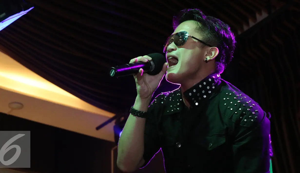 Aksi vokalis baru Drive saat peluncuran album ke 5 mereka di kawasan SCBD, Jakarta, Selasa (24/05/2016). Drive mengklaim suara vokalis barunya nyaris sama dengan Anji. (Liputan6.com/Herman Zakharia)