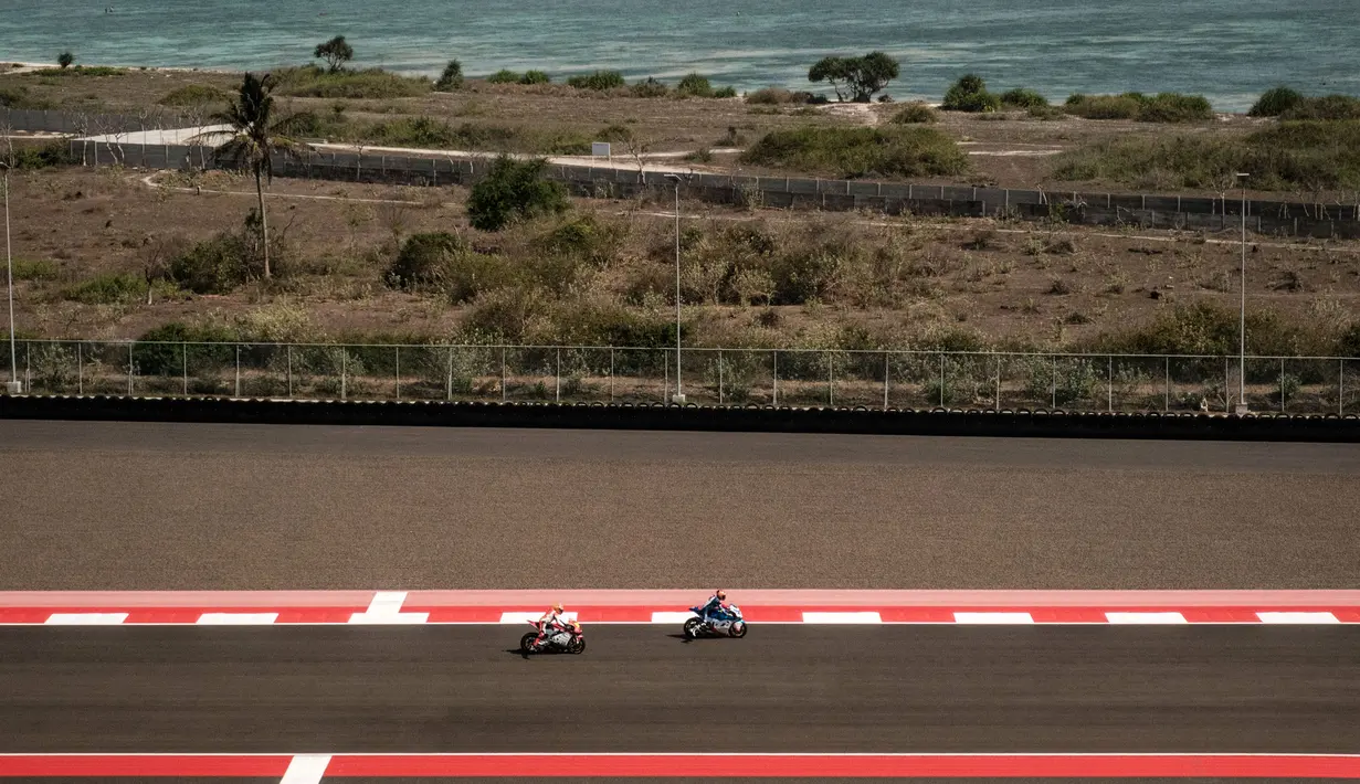 Sejumlah pembalap Moto2 sedang menjajal Sirkuit Mandalika, Lombok, Nusa Tenggara Barat saat sesi latihan bebas MotoGP Indonesia 2023 pada Jumat (13/10/2023). (AFP/Yasuyoshi Chiba)