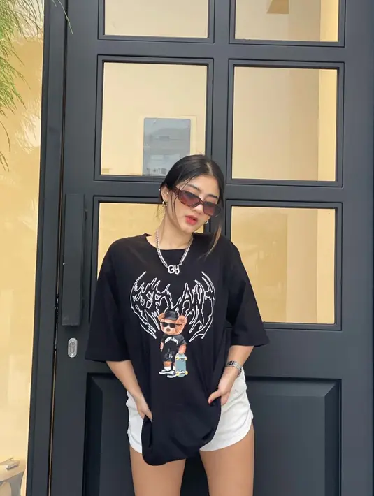 Memiliki suara yang bagus, wajah cantik dan gaya style buat siapa saja terpesona melihatnya. Salah satu gaya yang menjadi ciri khasnya Ghea Youbi  adalah kaca mata hitam.  Wajahnya yang putih semakin cantik jika dipadukan dengan kaca mata hitam. (Instagram/gheayoubi)
