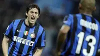 Selebrasi gol striker Inter Milan Diego Milito (kiri) dan bek Maicon di laga leg pertama semifinal Liga Champions melawan Barcelona di Giuseppe Meazza Stadium, 20 April 2010. AFP PHOTO / Filippo MONTEFORTE 