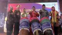 Menteri Pariwisata, Arief Yahya (tengah) membuka Festival Pesona Tanjung Lesung 2017 di Kemenpar, Jakarta, Selasa (5/9/2017). Festival ini menampilkan ajang Rhino XTriathlon, MTB XC Race. (Bola.com/Nicklas Hanoatubun)