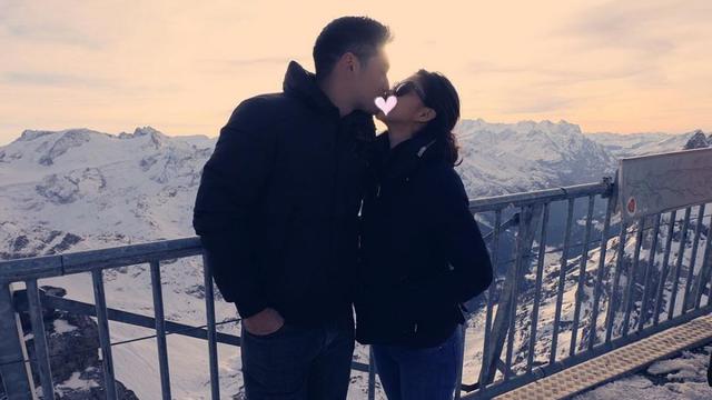 Bikin Baper, Berikut Ini merupakan 10 Foto Seleb yang Ciuman Dengan Pasangan Mereka