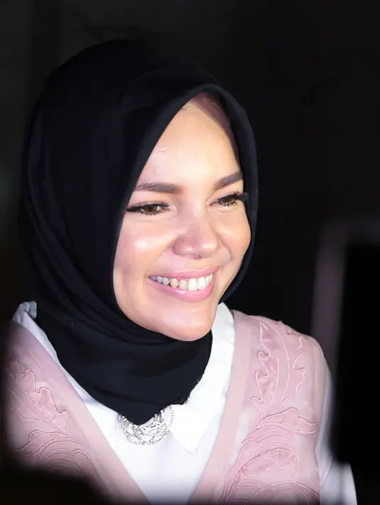 Selain menjalani pemeriksaan secara medis, pemeran sinetron Catatan Hati Seorang Istri itu juga menjalai pemeriksaan secara tradisional. Ia mendatangi dukun urut kandungan. (Deki Prayoga/Bintang.com)