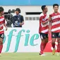 Pemain Madura United, Malik Risaldi (kanan), merayakan gol setelah mencetak gol ke gawang Persikabo 1973 dalam laga pekan kesembilan BRI Liga 1 2023/2024 di Stadion Wibawa Mukti, Cikarang, Sabtu (19/8/2023). (Bola.com/Abdul Aziz)