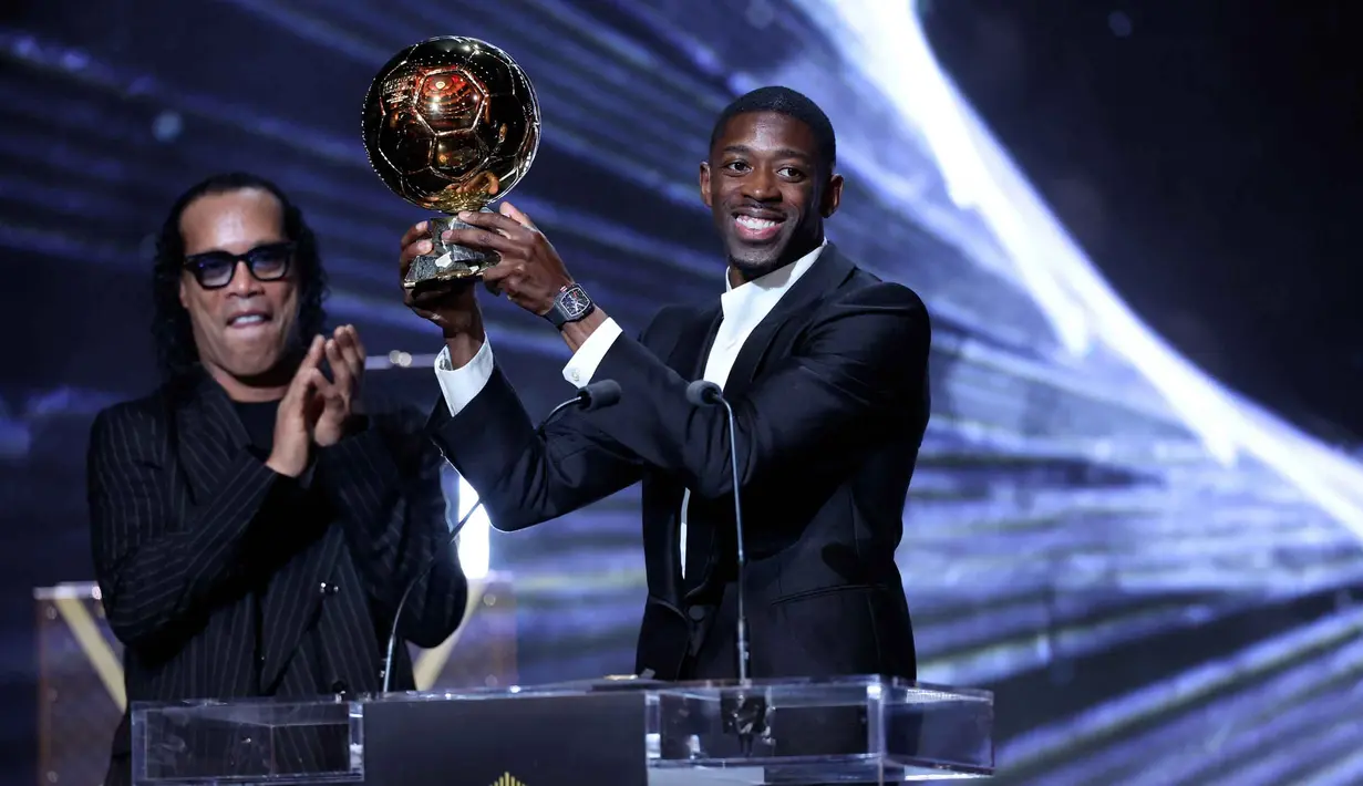 Trofi Ballon d’Or 2025 diserahkan langsung oleh Ronaldinho, legenda Brasil yang juga pernah meraih penghargaan serupa. (Franck FIFE/AFP)