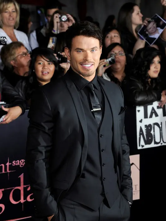   Sebelumnya, dia juga mengunggah sebuah foto ke akun Instagramnya. Kellan terlihat melakukan headstand di Barrenjoey Lighthouse in Sydney, Australia. (Bintang/EPA)