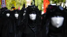 Aktivis Extinction Rebellion berbaris di sepanjang Parliament Street sebagai bagian dari protes perubahan iklim di London, Inggris, Selasa (8/9/2020). Menggelar aksi di tengah pandemi COVID-19, para aktivis mengenakan masker selama protes berlangsung. (AP Photo/Alberto Pezzali)