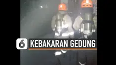 Gedung Bandung Elektronik Center kebakaran Kamis (18/2) malam. Petugas berusaha padamkan api yang menjalar di basement gedung.