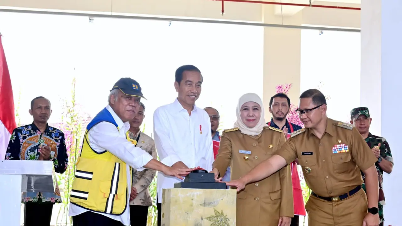 Khofifah bersama Presiden Jokowi saat peresmian pasar Induk Among Tani Kota Batu. (Istimewa)