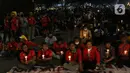 Beberapa peserta aksi unjuk rasa memegang lilin saat doa bersama lintas agama di Kawasan Patung Kuda, Jakarta, Selasa (10/11/2020). Sejumlah massa gabungan dari berbagai organisasi buruh dan mahasiswa berunjuk rasa menolak pengesahan Omnibus Law UU Cipta Kerja. (Liputan6.com/Helmi Fithriansyah)