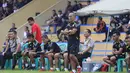Pelatih  PS Polri, Bambang Nurdiansyah, mendampingi timnya melawan tim  MSG pada laga uji coba di lapangan Mako Brimob, Kelapa Dua, Depok, Rabu (24/2/2016). (Bola.com/Nicklas Hanoatubun)