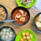 Salah satu menu baso aci khas Garut, Jawa Barat dengan berbagai ukuran dan rasa yang dijamin membuat lidah Anda semakin ketagihan. (Liputan6.com/Jayadi Supriadin)