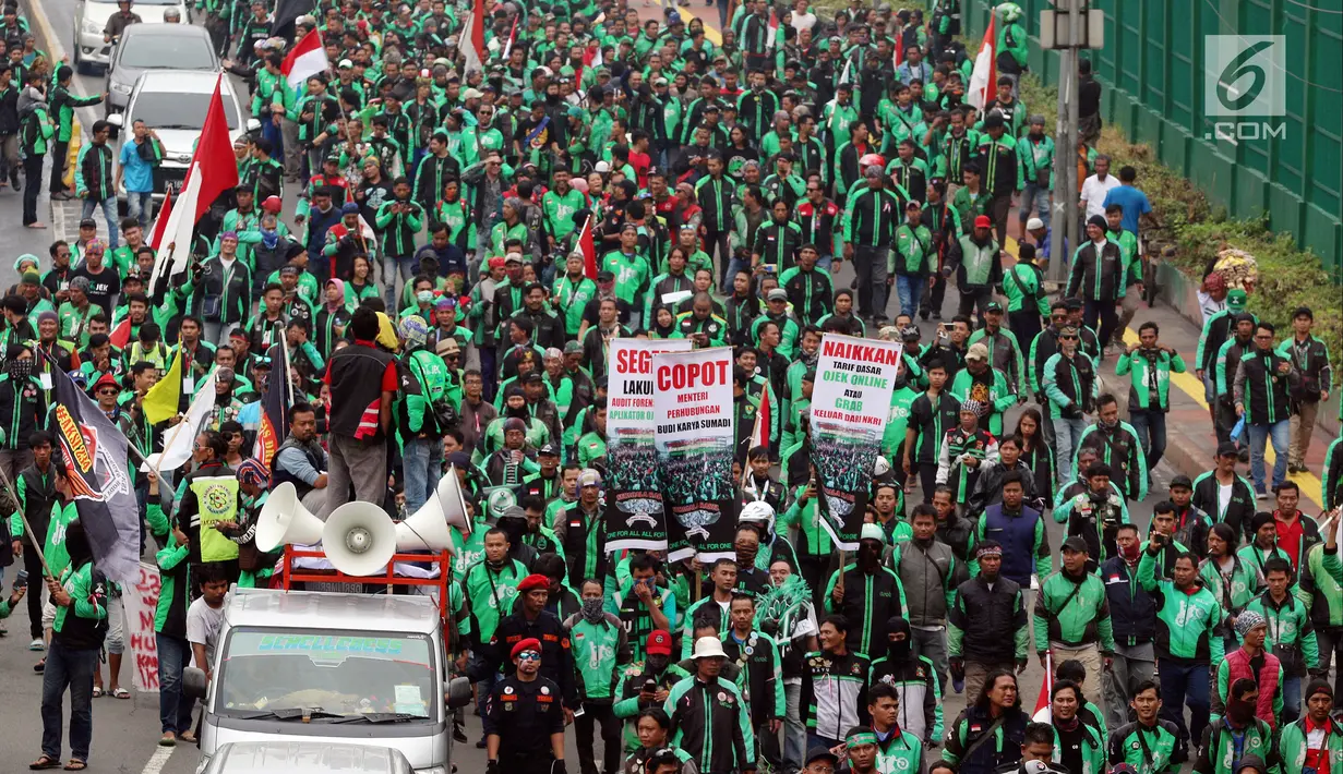 Pengemudi ojek online saat menggelar aksi unjuk rasa di depan Gedung MPR DPR, Jakarta, Senin (23/4). Dalam aksinya mereka menuntut kenaikan tarif. (Liputan6.com/Johan Tallo)