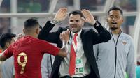Striker Indonesia, Beto Goncalves, melakukan selebrasi bersama Simon McMenemy usai membobol gawang Malaysia pada laga kualifikasi Piala Dunia 2022 di SUGBK, Jakarta, Kamis (5/9). Indonesia takluk 2-3 dari Malaysia. (Bola.com/M Iqbal Ichsan)