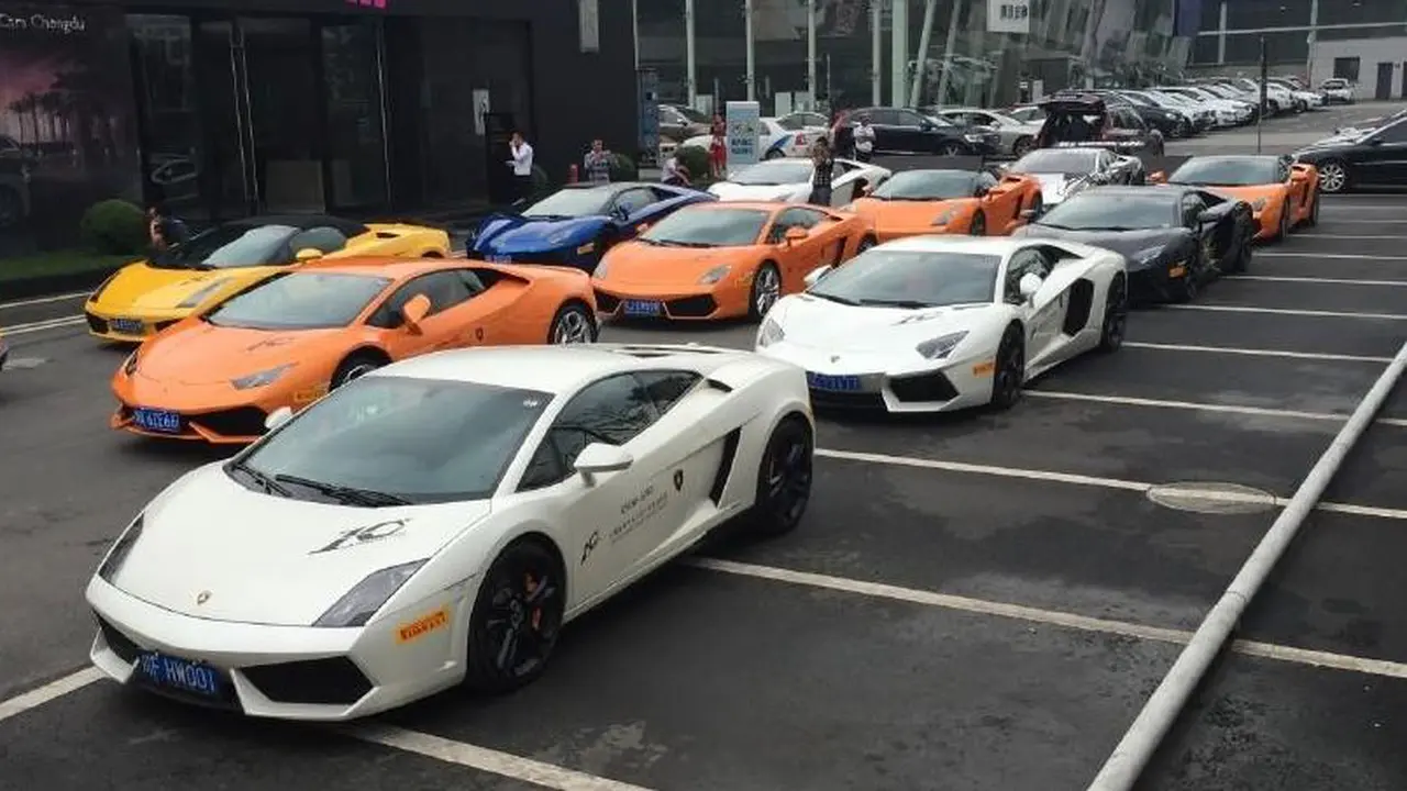 Lamborghini Pamer Otot untuk Rayakan Ulang Tahun