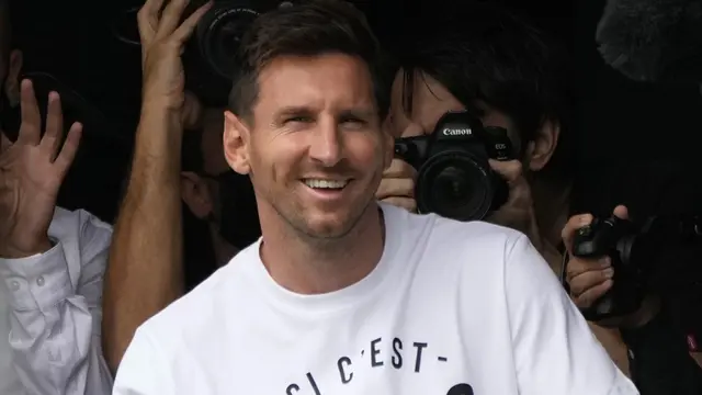 Foto: Lambaian Tangan dan Senyum Sumringah Lionel Messi Saat Tiba di Paris