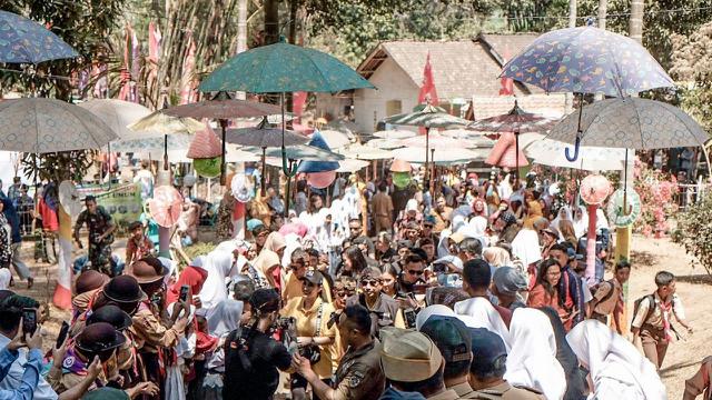 Ribuan massa tengah menyemut di sekitar kawasan desa wisata Cangkuang, Leles Garut