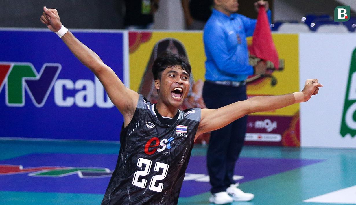 Pemain Timnas Voli Thailand, Anurak Phanram melakukan selebrasi setelah mencetak poin pada laga putaran pertama SEA V League 2023 melawan Timnas Voli Indonesia di Padepokan Voli Jenderal Polisi Kunarto, Bogor, Minggu (23/07/2023). (Bola.com/Bagaskara Lazuardi)