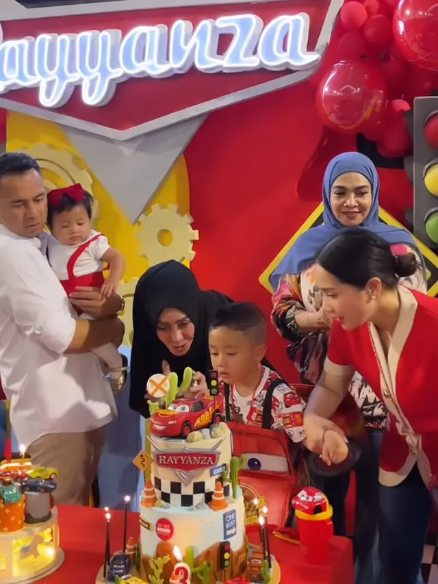 Potret Ulang Tahun Rayyanza ke-3 Bertemakan Animasi Cars. [@rieta_amilia]