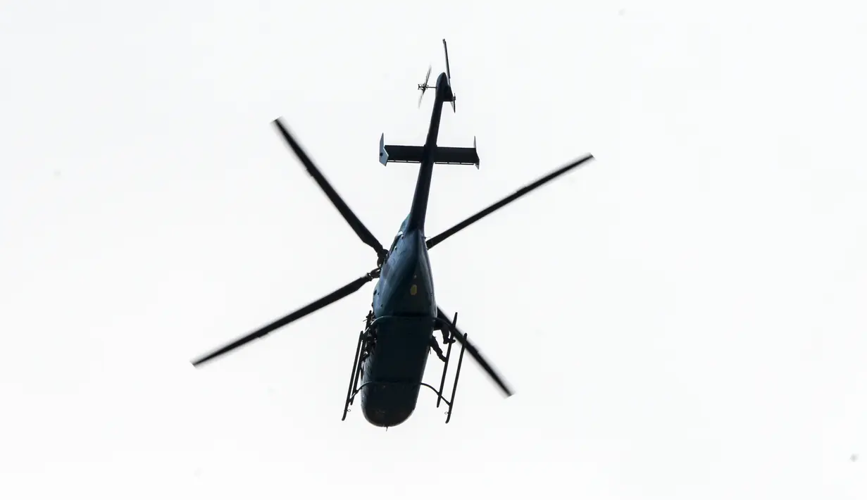 Sebuah helikopter polisi Venezuela dikerahkan dalam operasi penangkapan Oscar Perez di Caracas, Venezuela, Senin (15/1). Seorang menteri mengatakan anggota sejumlah anggota sel teroris tewas dan lima ditangkap. (AFP PHOTO/JUAN BARRETO)