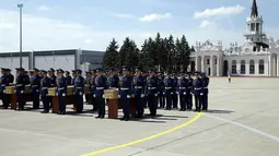 Upacara penghormatan jenasah korban jatuhnya pesawat Malaysia Airlines MH-17 dilakukan di Bandara Kharkiv, (23/7/2014), sesaat sebelum diterbangkan menuju Belanda. (REUTERS/Gleb Garanich)