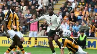 Bek Manchester United asal Denmark, Patrick Dorgu (tengah), melepaskan tembakan yang masih melebar saat menghadapi Hull City dalam laga Premier League di MKM Stadium, Kingston upon Hull, Inggris, Sabtu (22/8/2026). (AFP/Paul Ellis)