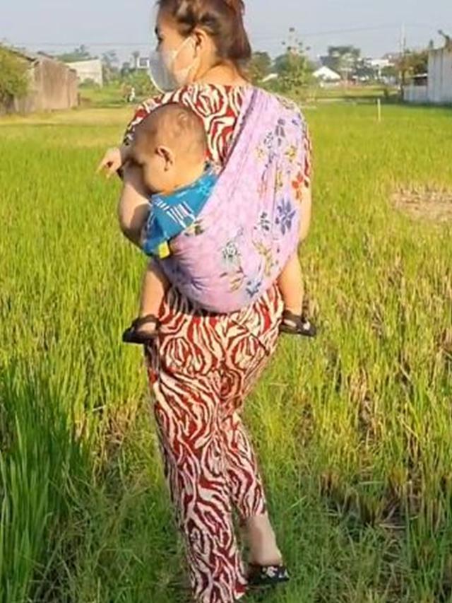 Tampil Sederhana, Ini 6 Potret Vicky Pakai Kain Jarik saat Momong Buah Hati