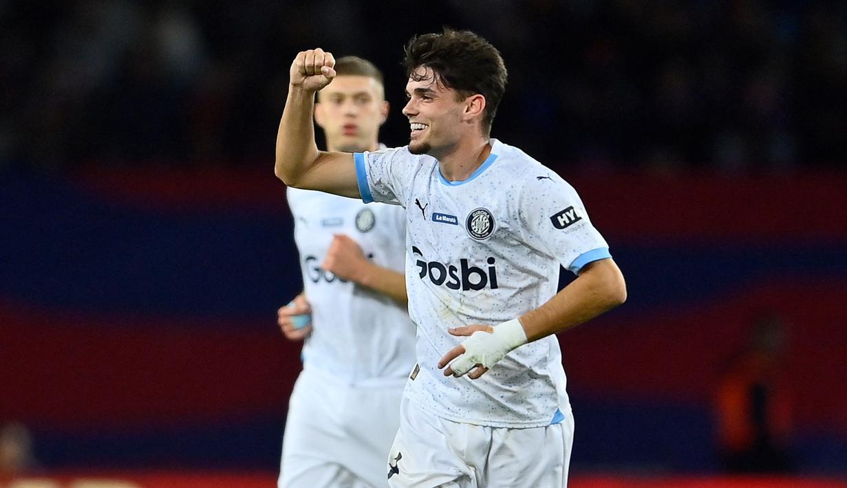 Miguel Gutiérrez menjelma menjadi bek tangguh di sektor kiri Girona. Pemain buangan Real Madrid ini sukses menunjukkan kemampuan terbaiknya dengan membawa klub barunya itu tak terkalahkan dan bertengger di puncak klasemen Liga Spanyol. (AFP/Pau Barrena)