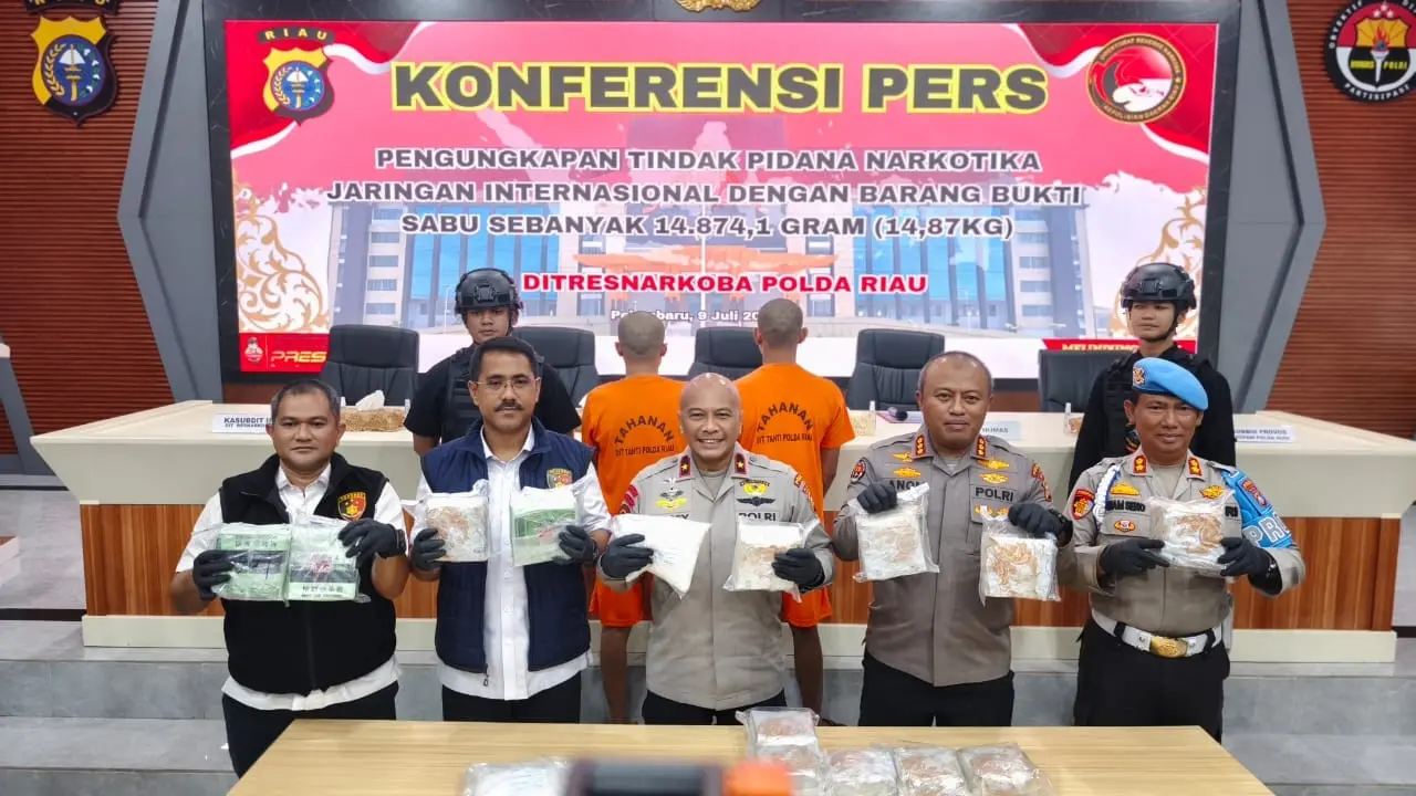Konferensi pers pengungkapan kurir sabu 14 kilogram dari Riau ke Padang, Sumatra Barat.