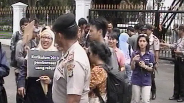 Bersepeda Ontel, Slamet Tolak kurikulum 2013 ke Istana