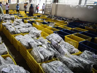 Ikan yang telah dibekukan dilelang di pelelangan ikan Muara Angke, Jakarta, Kamis (24/3). Pada 2015 secara total Indonesia telah memanfaatkan potensi ekonomi sektor kelautan sekira Rp350 triliun. (Liputan6.com/Faizal Fanani)