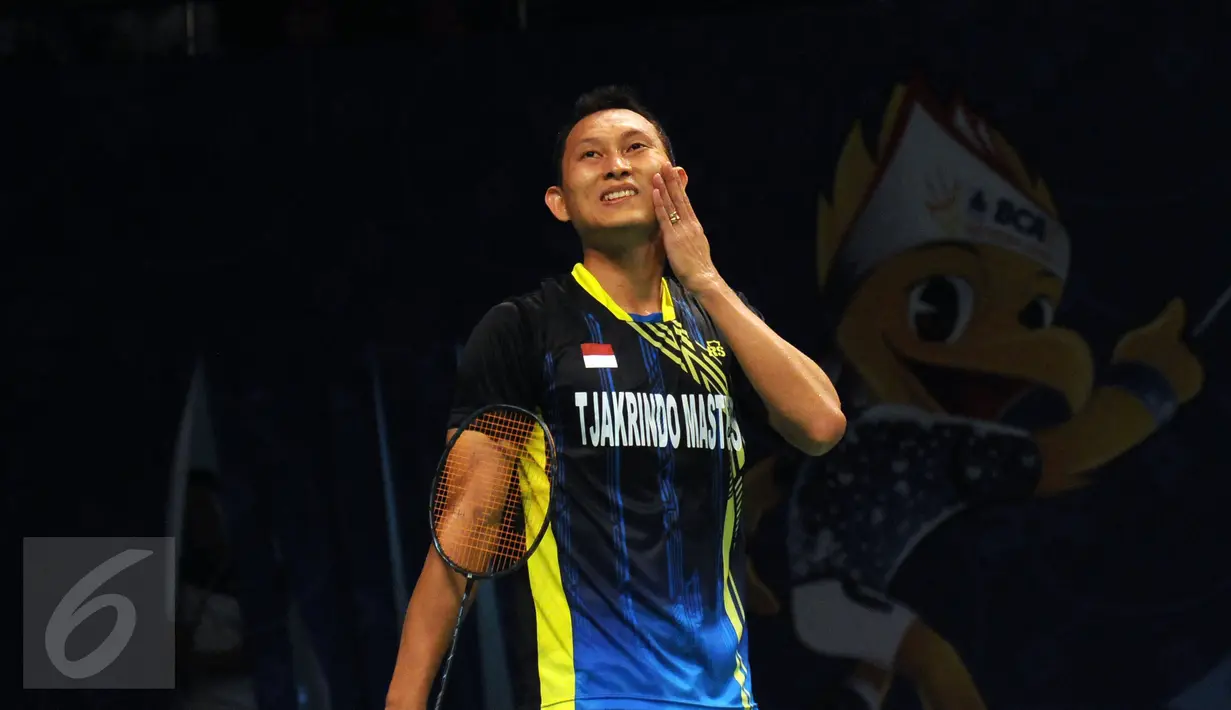 Tunggal putera Indonesia, Sony Dwi Kuncoro mengusap wajah saat laga melawan pemain Hongkong Hu Yun di 16 besar BCA Indonesia Open, Jakarta, Kamis (6/2/2016). Sony kalah 12-21, 15-21, 16-21. (Liputan6.com/Helmi Fithriansyah)