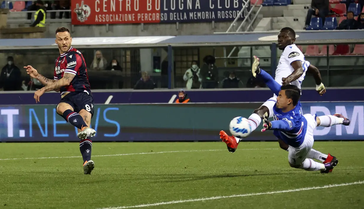 Pemain Bologna Marko Arnautovic (kiri) mencetak gol ke gawang Sampdoria pada pertandingan Serie A di Stadion Renato Dall'Ara, Bologna, Italia, 11 April 2022. Bologna menang 2-0. (Michele Nucci/LaPresse via AP)
