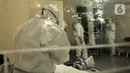 Aktivitas tim medis saat menangani pasien dalam pengawasan (PDP) virus corona atau COVID-19 di ruang isolasi Gedung Pinere, RSUP Persahabatan, Jakarta Timur, Rabu (4/3/2020). Sebanyak 10 dari 31 pasien yang dipantau dan diawasi RSUP Persahabatan merupakan pasien rujukan. (merdeka.com/Iqbal Nugroho)