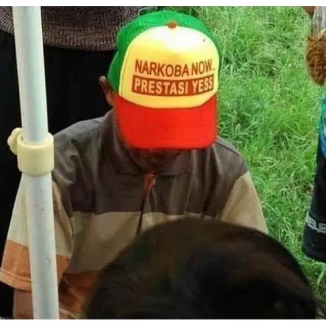 6 Tulisan di Topi Ini Absurd Banget, Nyelenehnya Bikin Senyum