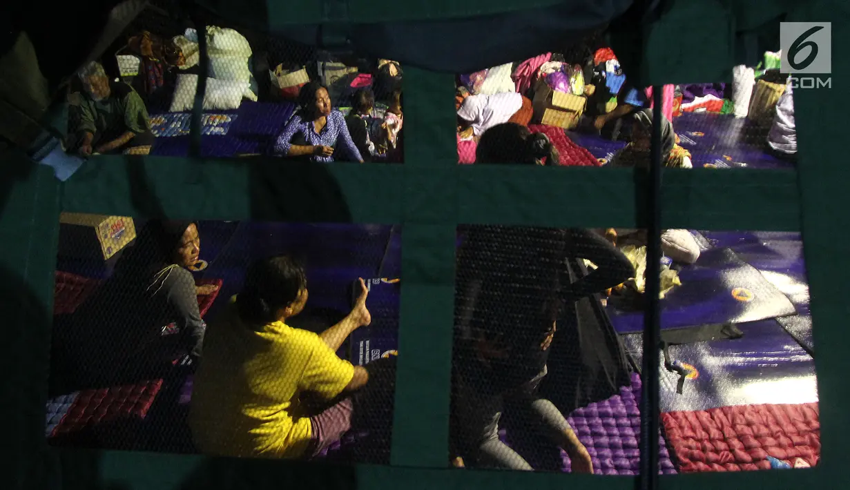 Pengungsi terdampak Tsunami Selat Sunda ketika berada di Posko pengungsian Lapangan Tenis Indoor Kalianda, Lampung Selatan, Jumat (28/12). Sebagian pengungsi berasal dari Pulau Sebesi dan Pulau Sebuku. (Liputan6.com/Herman Zakharia)