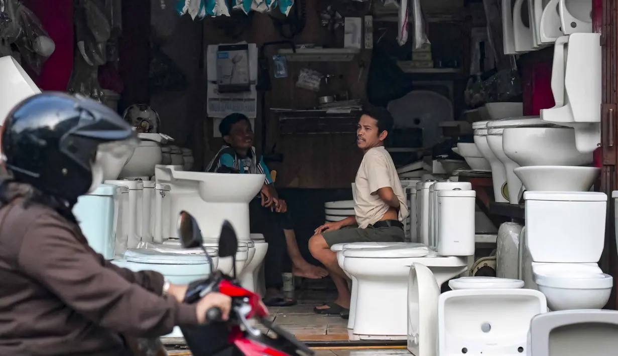 Maman Abdurrahman menjelaskan, pembiayaan bagi usaha mikro menjadi salah satu instrumen penting pemerintah, dalam mempercepat pengentasan kemiskinan ekstrem. Tampak dalam foto, dua pedagang toilet dan wastafel bekas menunggu pelanggan di sebuah toko di Jakarta pada Senin 4 Mei 2026. (BAY ISMOYO/AFP)