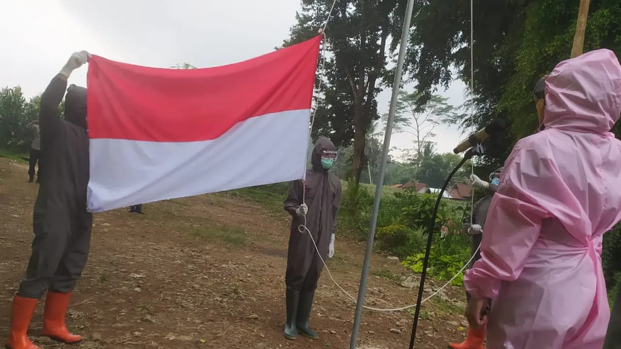 Petugas upacara peringatan HUT RI di RSI Banjarnegara mengenakan APD lengkap. (Foto: Liputan6.com/Humas RSI Banjarnegara)