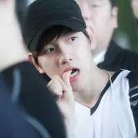Saat gugup, Baekhyun EXO selalu mengigit jarinya. Akan tetapi menurut penggemarnya, ini merupakan kebiasaan yang lucu. (Foto: koreaboo.com)