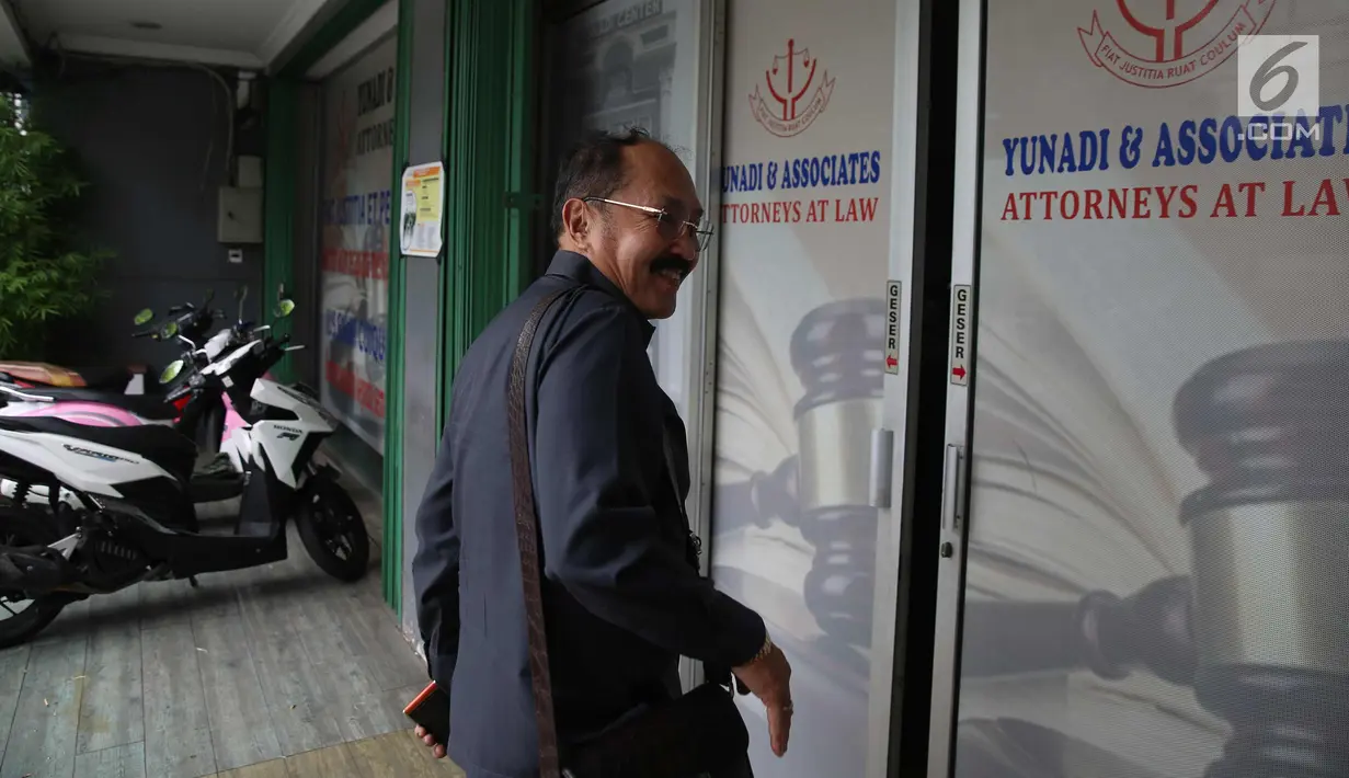 Pengacara Fredrich Yunadi tiba di kantornya Yunadi and Associates di Jalan Sultan Iskandar Muda, Jakarta (11/1). Fredrich datang sekitar pukul 13.23 WIB mengendarai sedan Mercedez Benz warna hitam berpelat B 1 AVK. (Liputan6.com/Johan Tallo)